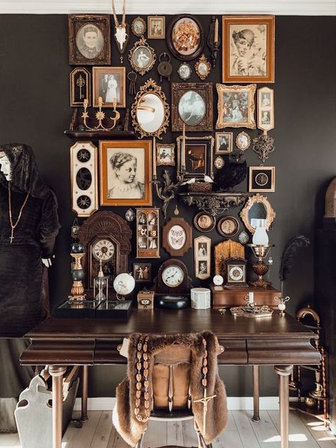 Dark Academia Room Ideas, Dark Academia Home Decor, Dark Academia Home, Academia Bedroom, Dark Academia Room, Academia Room, Antique Vintage Decor, Dark Academia Decor, Dark Home Decor