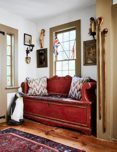 A quintessential New England house with an extraordinary collection of antiques | House & Garden New England Style Living Room, New England Decor, New England Interior, New England House, England House, Georgian Interiors, Flaming Hot, Georgian House, Antique House