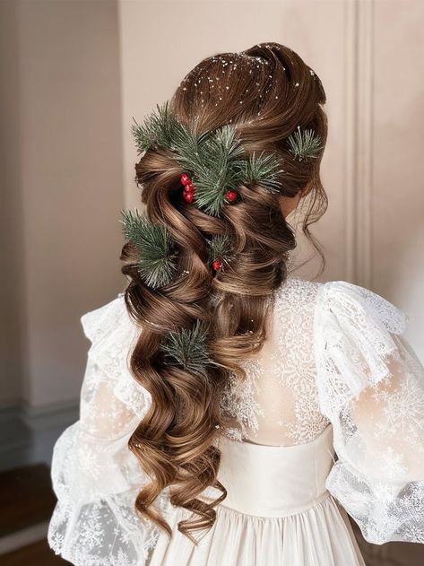 This festive hairstyle features loose curls adorned with small pine branches and berries. The look radiates holiday cheer, making it perfect for winter celebrations and Christmas-themed events. Christmas Glam Hairstyles, Christmas Bridal Hair, Bridesmaid Hair Winter, Christmas Wedding Hairstyles, Christmas Wedding Hair, Winter Wedding Hair, Winter Bridesmaids, Christmas Wedding Decorations, College Ideas