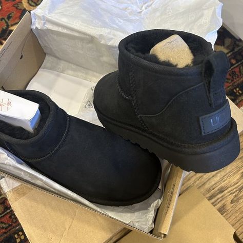 Brand New Classic Mini Uggs (Black) Size 6-7 Classic Ultra Mini Ugg Black, Ugg Noir Outfit, Mini Uggs Black, Black Mini Uggs Outfits, Black Ultra Mini Uggs, Ugg Mini Black, Mini Uggs Boots, Black Mini Uggs, Black Ugg Mini