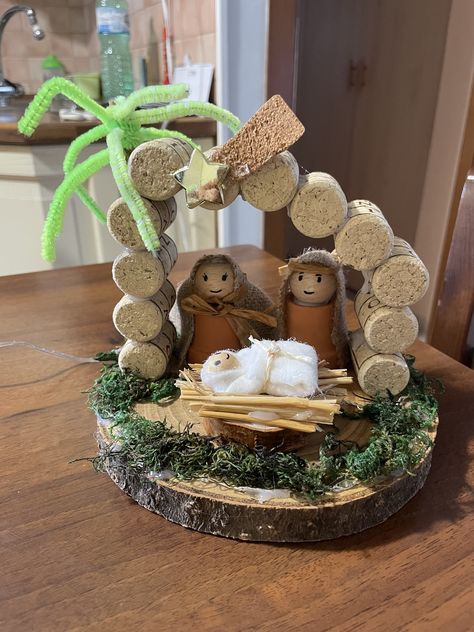 Nativity Set Diy, Creche Ideas, Christmas Decorations Sewing, Jesus Crafts, Wine Cork Diy Crafts, Diy Nativity, Christmas Nativity Set, Homemade Home Decor, Christmas Tree Painting