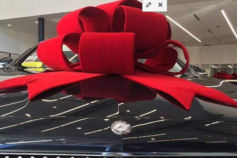 Diy Car Bow How To Make, Big Bow Decoration, How To Make A Giant Bow For A Car, Diy Car Bow, Diy Giant Gift Bow, Giant Bow Diy, Diy Giant Fabric Bow, Car Bow Diy Giant, Giant Fabric Bow