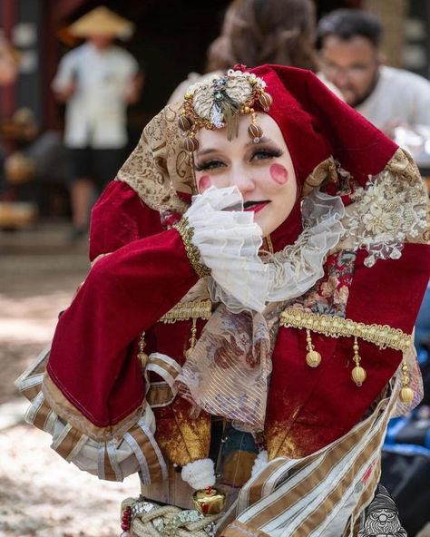 renaissance fair • Instagram Fantasy Jester Outfit, Ren Fair Jester, Jester Outfit Medieval, Jester Inspired Outfit, Medieval Jester Costume, Jester Ren Faire, Lovecore Clown, Jester Clothes, Jester Outfit Design