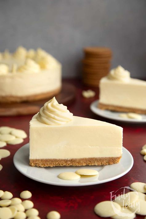 No Bake White Chocolate Cheesecake, White Choc Chip Cookies, Chocolate Cheesecake Cupcakes, White Chocolate Cheesecake Recipes, Baked White Chocolate Cheesecake, Chocolate Traybake, Chocolate Mousse Cheesecake, Coffee Cheesecake, Chocolate Cheesecake Recipes