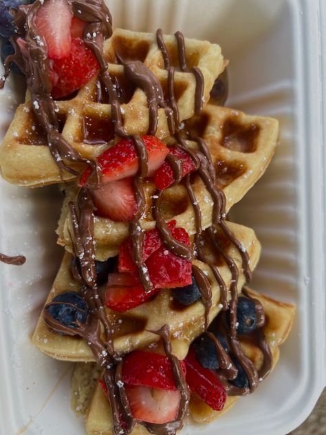 Waffle With Fruit Topping, Food Truck Waffles Ideas, Heart Waffles Aesthetic, Waffles Toppings Ideas, Waffles Decorados, Waffles And Fruit, Waffle Aesthetic, Waffles Ideas, Waffles Aesthetic