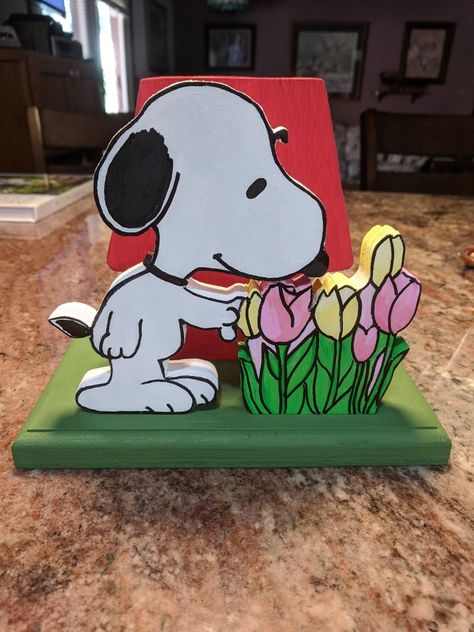 Diy Snoopy Gifts, Snoopy Gifts Ideas, Snoopy Gift Ideas, Snoopy Diy, Snoopy Crafts, Snoopy House, Snoopy Gifts, Wood Yard Art, Peanuts Cartoon