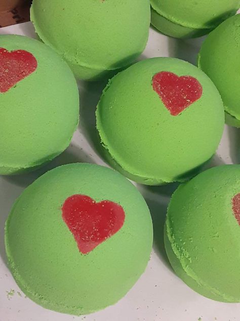 Grinch Bath Salts, Christmas Soap Ideas, Grinch Soap, Bath Boms Diy, Shower Steamers Diy, Christmas Soaps, Bath Diy, Bath Boms, Burr Basket