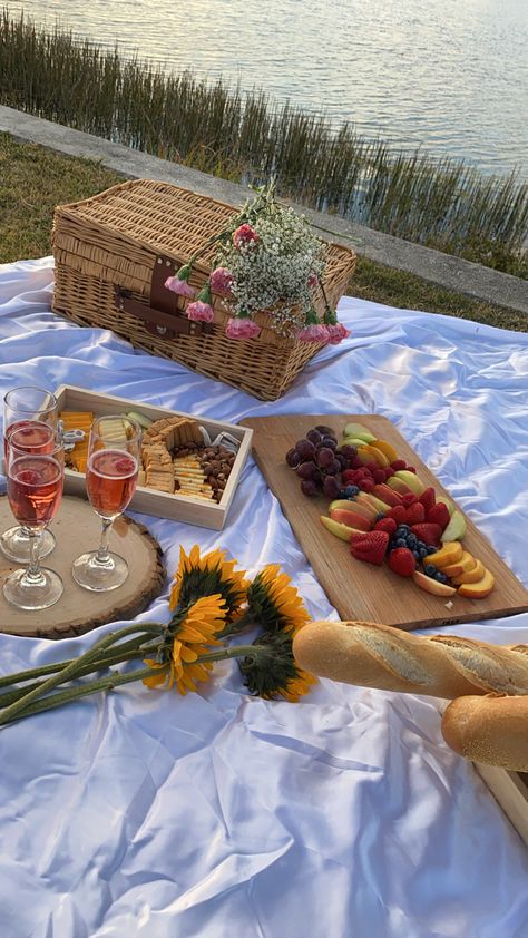 Charcuterie Picnic, Summer Countryside, Picnic Date Food, Picnic Planning, Picnic Photography, Picnic Aesthetic, Picnic Inspiration, Picnic Essentials, Party Food Buffet