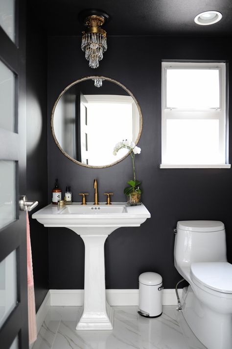 Black Powder Room, Makeover Kamar Mandi, Dark Interior Design, Bad Inspiration, Powder Room Design, Bathroom Remodel Designs, Dark Interiors, Traditional Bathroom, Painting Bathroom