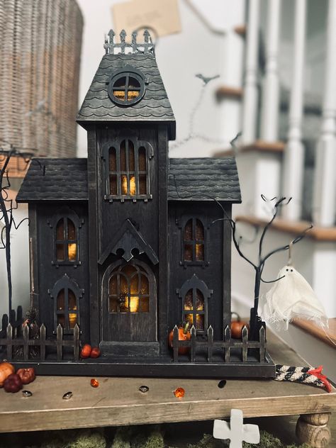 Model Haunted House, Halloween Village Houses Diy, Haunted Cardboard House, Halloween Tiny House, Haunted Doll Houses, Haunted Doll House Ideas, Wooden Haunted House Craft, Halloween Diorama Ideas, Cardboard Halloween House