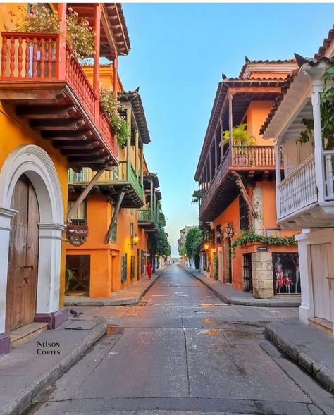 Spanish Restaurant Exterior, Latin American Architecture, Colombia Architecture, Colombian Architecture, Colombia City Aesthetic, Colonial Colombian House, Colombia Landscape, Night Street Photography, El Salvador Travel