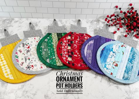 Christmas Pot Holders, Teachers Birthday, Gifts Under 25, Christmas Pots, Quilted Potholders, Teacher Birthday, Christmas Kitchen Decor, Fabric Pictures, Hot Pad