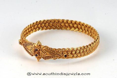 Gold Kada Bangles, Gold Bangle Designs, Antique Gold Bangle, Gold Jewellery Collection, Kada Bangles, Gold Kada, Gold Bangles Indian, Gold Jewelry Outfits, Gold Bangles For Women