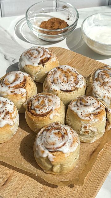 chloe e wheatland on Instagram: "Healthier No-Rise Cinnamon Rolls Cinnamon rolls are one of the most common requests I get asked to make, so I have finally done it! These are fluffy, sweet and free from refined sugar and oil. Enjoy! ❤️ Recipe (Makes 8): Dough: - 1 Large Overripe Banana (Mashed) - 3/4 Cup Coconut Yoghurt - 2 & 1/4 Cup Self-Raising Flour (Sifted) Filling: - 4 Medjool Dates (Soaked in hot water for 5 minutes, drained and mashed) - 1 Tbsp Runny Almond Butter - 2 Tsp Cinnamon + Family Dessert Recipes, Healthy Cinnamon Rolls, Coconut Yoghurt, Dried Fruit Snacks, Fall Recipes Healthy, Medjool Dates, Fall Dessert Recipes, Healthy Sweets Recipes, Birthday Food