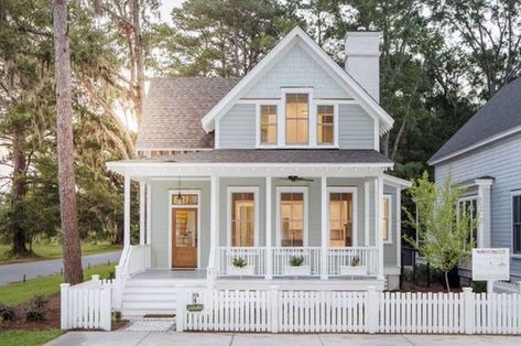 siding: Cottage House Exterior, Best Exterior House Paint, Small Cottage House Plans, House Paint Color Combination, Small Cottage Homes, Exterior House Paint Color Combinations, Casas The Sims 4, Casas Coloniales, White Picket Fence