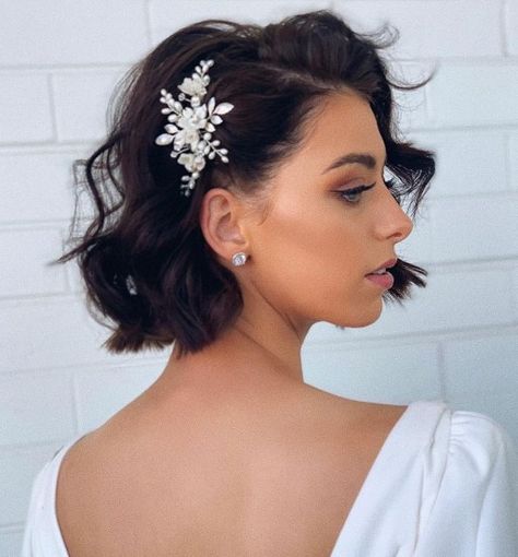 Modern Wedding Bob with Waves Wedding Hairstyles For Women, Short Bridal Hair, Sparkly Hair Accessories, Short Hair Bride, Bridal Floral Headpiece, Easy Hairdos, Birthday Hairstyles, Curly Wedding Hair, Hairdo Wedding