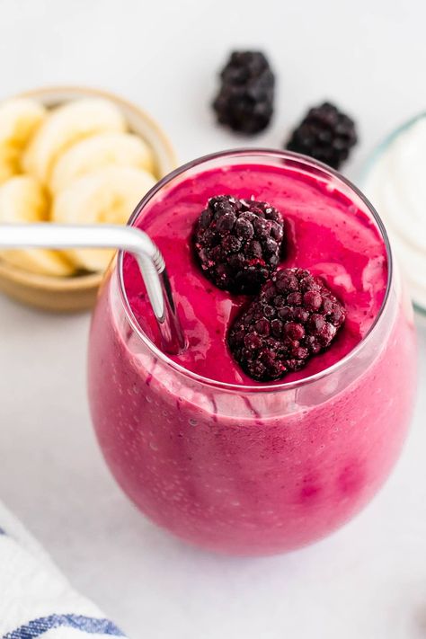 This easy blackberry smoothie can be made with fresh or frozen blackberries! It's bright, refreshing and packed with protein. February Meal Plan, Blackberry Smoothie Recipes, Potluck Food, Blackberry Smoothie, Bird Food Recipes, Easy Tasty Recipes, Healthy Fruit Smoothies, Eating Bird Food, Smoothies With Almond Milk