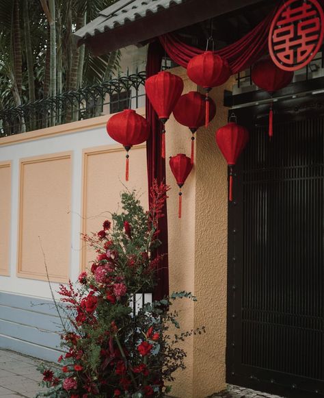 Red gate Dam Hoi Decorations, Backdrop Engagement, Tea Ceremony Wedding, Asian Wedding Decor, Chinoiserie Wedding, Wedding Gate, Chinese Wedding Decor, Magic In The Air, Chinese Theme