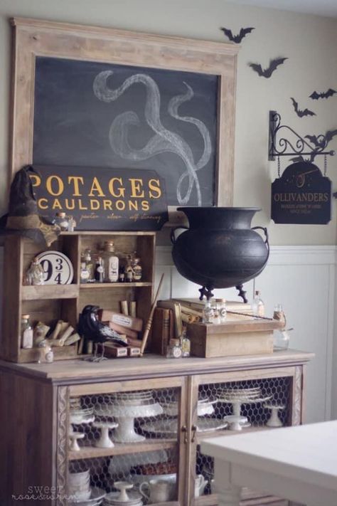 Harry Potter Kitchen, Geek Home Decor, Stile Harry Potter, Halloween Kitchen Decor, Halloween Decor Diy, Harry Potter Room Decor, Harry Potter Bedroom, Festa Harry Potter, Farmhouse Halloween