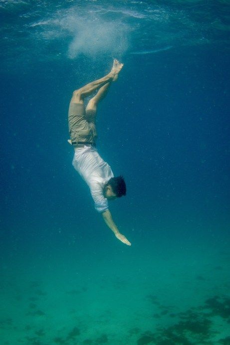 Underwater photography. Man diving. By Anais Photography. Swimming Underwater Reference, Swimming Down Reference, Diving Reference Pose, Man Diving Into Water, Person Diving Into Water, People Swimming Underwater, Man Underwater Photography, Person Floating Underwater, Diving Drawing Reference