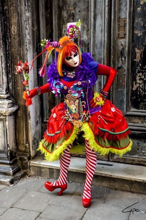 Diy Karneval, The Mask Costume, Costume Carnaval, Carnaval Costume, Candy Costumes, Carnival Of Venice, Mardi Gras Costumes, Venice Carnival, Venetian Masks