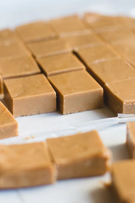 Easy Caramel Fudge Recipe, Vanilla Fudge Recipe, Caramel Fudge Recipe, Vanilla Fudge Recipes, Guyanese Food, Guyanese Recipes, White Chocolate Fudge, Easy Caramel, Vanilla Fudge