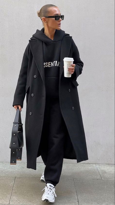 Fog Outfit, Casual Trench Coat Outfit, Black Sweatsuit, Hoddies Outfits, Full Black Outfit, Black Coat Outfit, Coat Outfit Casual, Street Style Outfits Casual, Pijamas Women