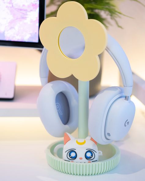 🌼GIVEAWAY🌼 @hello.oregano and I teamed up to make this gorgeous headphone stand, and they want to give one away to one of you guys! To participate in the giveaway you have to: 🌼tag a friend 🌼follow @cozymaja 🌼follow @hello.oregano one comment per tag, you can tag and comment several times to increase your chances to win 🥇 winner will be picked the 19th of june ☘️ and for those of you who don’t win, Hello Oregano will be selling these soon 👀 🌸🌸🌸 #desksetup #headphonestand #deskacc... Diy Headphone Stand, Cute Headphones, Headphone Stand, Headphone Holder, Retro Gadgets, Dream Apartment Decor, Small Room Decor, Headphone Stands, Ios App Icon Design