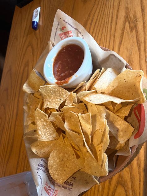 chili’s, appetizer, chips and salsa, chips with salsa, food ideas, restaurant, food aesthetic, lunch, lunch ideas, lunch aesthetic, dinner, dinner ideas, dinner aesthetic Chilis Chips And Salsa, Chilis Restaurant Food, Chips And Dip Aesthetic, Chilis Restaurant Aesthetic, Chips And Salsa Aesthetic, Chilis Aesthetic, Chillis Restaurant, Chilis Restaurant, Chilies Restaurant