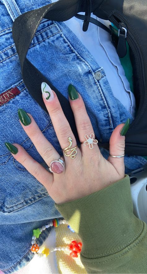 Snake And Moon Nails, Emerald Green Snake Nails, Nail Ideas Snake, Dark Green Snake Nails, Dark Green Halloween Nails, Snake Nails Acrylic, Slytherin Nails Acrylic, Nail Art Snakes, Snake Design Nails