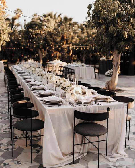 Beach Wedding Black, Spanish Style Wedding, White Tablescape, Beach Wedding White, Monochrome Weddings, Black And White Beach, Black Tie Party, Modern Minimalist Wedding, Cabo Weddings