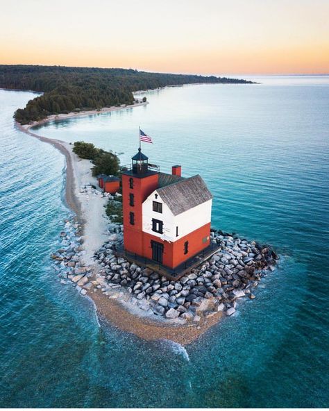 Great Lakes on Instagram: “The iconic Round Island lighthouse of Michigan. 📷:@ryanresatka” Hiawatha National Forest, Mackinac Island Michigan, Ecological House, Michigan Photography, Lake Huron, Aesthetic Picture, Mackinac Island, Cabin In The Woods, Pure Michigan