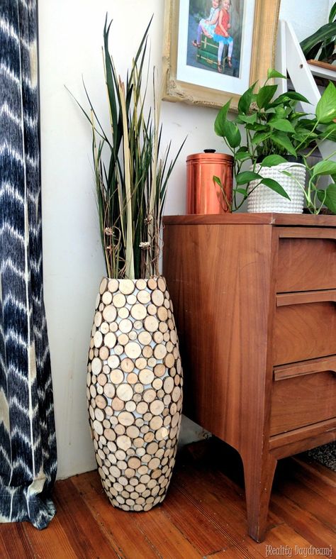 Tutorial to make this Wood Slice Floor Vase with branches from your yard and a cheap vessel from Walmart {Reality Daydream} Tall Vase Ideas, Floor Vase With Branches, Diy Tall Vase, Wood Slice Projects, Tall Floor Vase, Floor Vase Decor, Large Floor Vase, Vase Ideas, Wall Art Tutorial