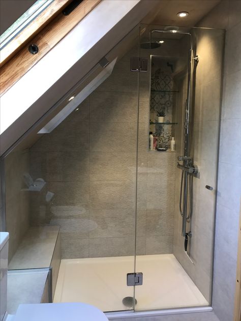 Sloped Ceiling Bathroom, Attic Shower, Small Attic Bathroom, Loft Bathroom, Attic Bathroom, Attic Design, Attic Apartment, Attic Bedrooms, Attic Renovation