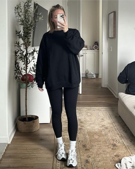 Minimalist Leggings Outfits, Leggings Oversized Shirt Outfit, Athlesiure Fits Women, Lazy Comfy Outfits, Winter Outfits Leggings, Gym Outfits Winter, Winter Gym Outfit, Lazy Winter Outfits, Spin Outfit