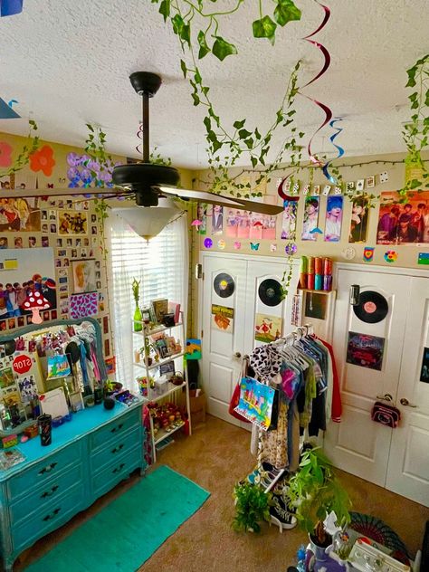 Cool Indie Rooms, Cute Indie Room Decor, Y2k Indie Room, Inde Bedrooms, Colorful Indie Room, Maximalist Indie Bedroom, Clean Indie Room, Soft Indie Aesthetic Room, Soft Indie Room