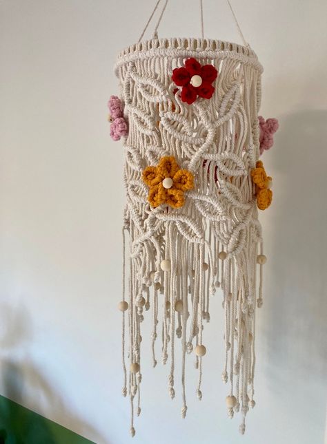 Cool Macrame Ideas, Macrame Bedroom Decor, Macrame Baby Mobile, Macrame Nursery Decor, Macrame Mobile, Macrame Flowers, Macrame Nursery, Boho Crochet Patterns, Macrame Flower