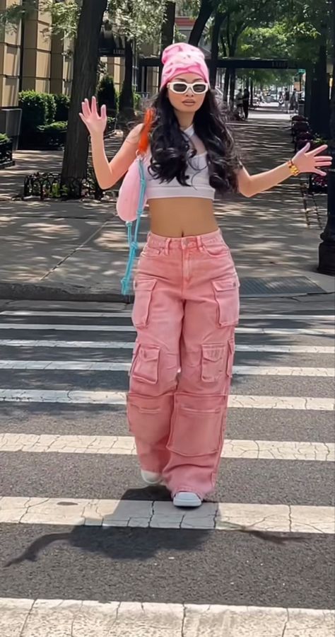 Karol G Cargo Pants Outfit, Cargo Pants Outfit Colorful, Baddie Outfits Casual Pink, Pink Streetwear Outfit Aesthetic, Colored Cargo Pants Outfit, Outfits With Pink Cargo Pants, Streetwear Valentines Day Outfit, Outfit Ideas With Pink Pants, Colorful Cargo Pants Outfit