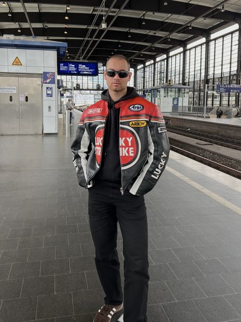 Instagram: @eliacomelli Racing Jacket Outfit Men, Starboy Fits, Racing Jacket Outfit, Fat Style, Jacket Outfit Men, Leather Racing Jacket, Racing Outfit, Vintage Motorcycle Jacket, Designer Leather Jackets