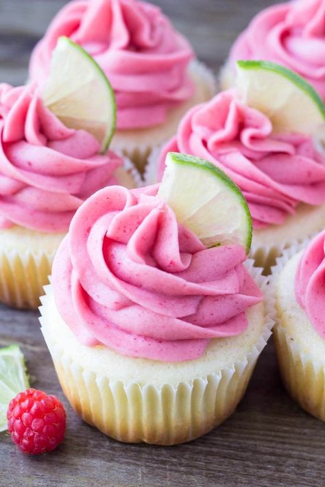 Fruit Cupcakes Recipes, Strawberry Lemonade Cupcakes, Cake Recipes For Beginners, Moist Vanilla Cupcakes, Cupcakes Vanilla, Fruit Cupcakes, Raspberry Frosting, Lime Cupcakes, Lemonade Cupcakes