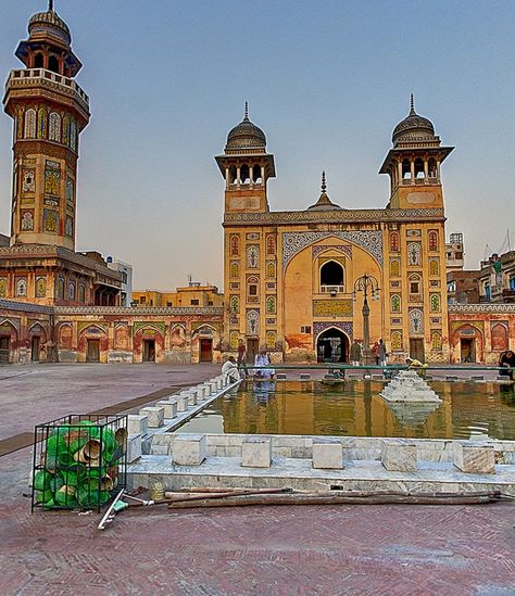 Masjid Wazir Khan, Wazir Khan Mosque, Mughal Emperor, Shah Jahan, Pakistani Culture, Islamic Republic, The Expendables, Ancient Architecture, Art Tutorial