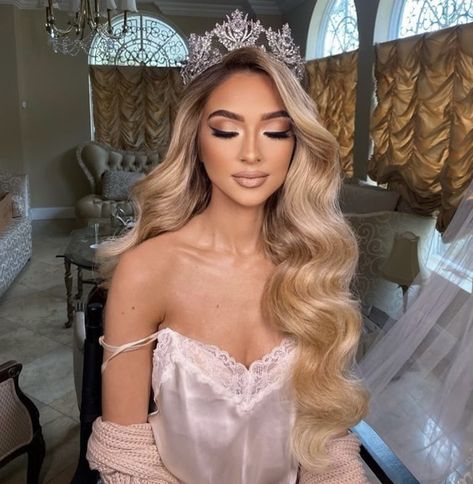 Glamour Curls Wedding, Long Blonde Wedding Hair Down, Voluminous Hair Styles Wedding, One Sided Hairstyle Wedding, Hollywood Glam Bridal Hair, Wedding Hair Hollywood Waves Blonde, Soft Glam Hair, Glam Bridal Hair With Crown, Big Pageant Hair