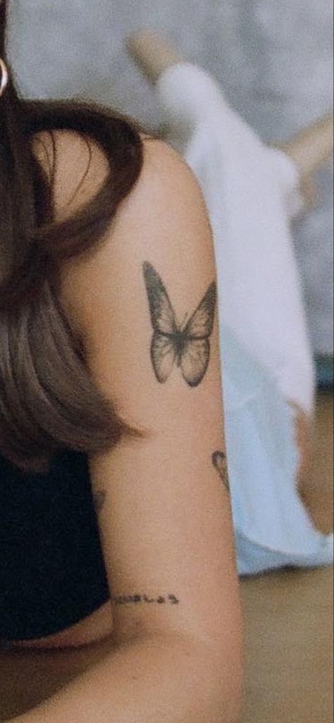 Ariana Grande Tattoos Arm, Ariana Grande Arm Tattoo, Ariana Butterfly Tattoo, Butterfly Detailed Tattoo, Ariana Grande Butterfly Tattoo, Butterfly Tattoo Arm Sleeve, Upper Arm Floral Tattoo, Ariana Tattoos, Detailed Butterfly Tattoo