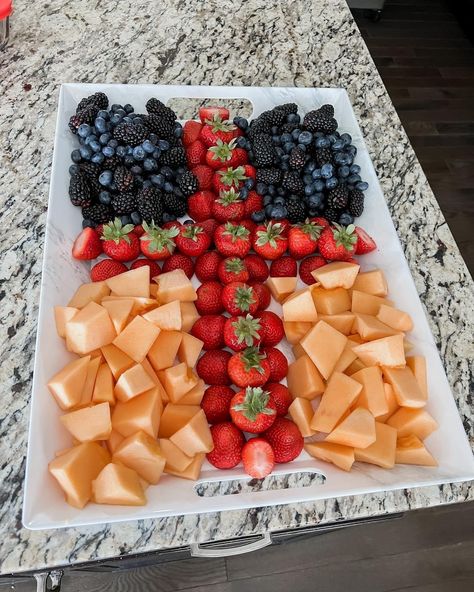 Cross Fruit Tray, Meat And Cheese Tray Ideas, Easter Fruit Tray, Baby Shower Fruit Tray, Easter Fruit, Snack Boards, Easter Feast, Meat And Cheese Tray, Vegetable Art