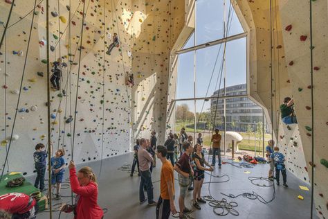 Spordtgebouw,© Ralph Kämena Bouldering Gym Design, Bouldering Gym, Gym Interior, Rock Climbing Wall, Indoor Climbing, Climbing Gym, Sport Hall, Parc D'attraction, Outdoor Climbing