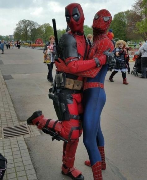 Spideypool Aesthetic, Rocket Raccoon Cosplay, Spiderman Halloween Costume, Cosplay Tumblr, Thor Cosplay, Deadpool X Spiderman, Deadpool Costume, Captain America Cosplay, Deadpool Cosplay