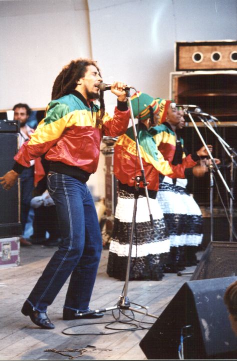 Bob Marley + The I-Threes Jamaican Style Fashion, 70s Jamaican Fashion, Bob Marley Fashion, Bob Marley Style, Reggae Photoshoot, Bob Marley Outfits, Bob Marley Photos, Rita Marley, Image Bob Marley