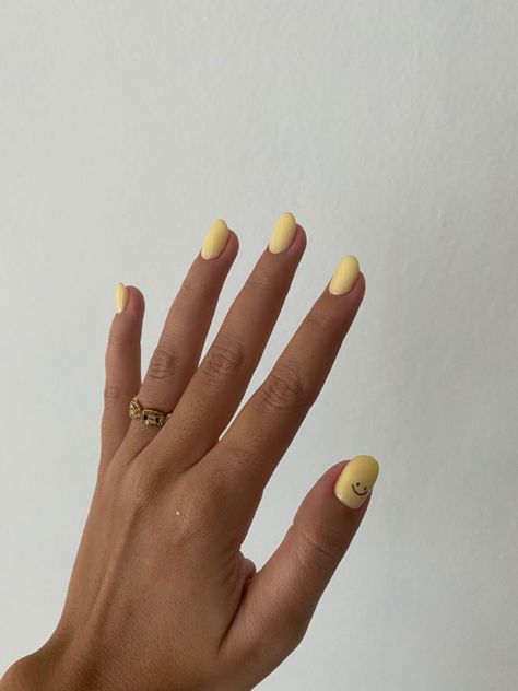 Yellow Happy Face Nails, Pastel Yellow Summer Nails, Summer Nails Yellow Pastel, Yellow Smiley Nails, Uñas Happy Face, Yellow Heart Nails, Nails With Happy Face, Yellow Oval Nails, Yellow Smiley Face Nails