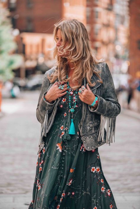 That fabulous maxi green dress bohemian style that is just perfect for those long summer nights and long holidays on the beach. Green Bohemian Dress, Maxi Green Dress, Dark Green Boho, Bohemian Pictures, Pictures Background, Luna Fashion, Bohemian Outfits, Hippy Style, Betty Davis