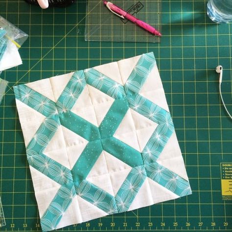 The Lattice Block - Quilting Tutorial | Beautiful Skills - Crochet Knitting Quilting | Bloglovin’ Lattice Quilt, Quilting Tutorial, Strip Quilts, Quilt Block Tutorial, Quilt Block Pattern, Triangle Quilt, Quilting Techniques, Scrappy Quilts, Free Quilting